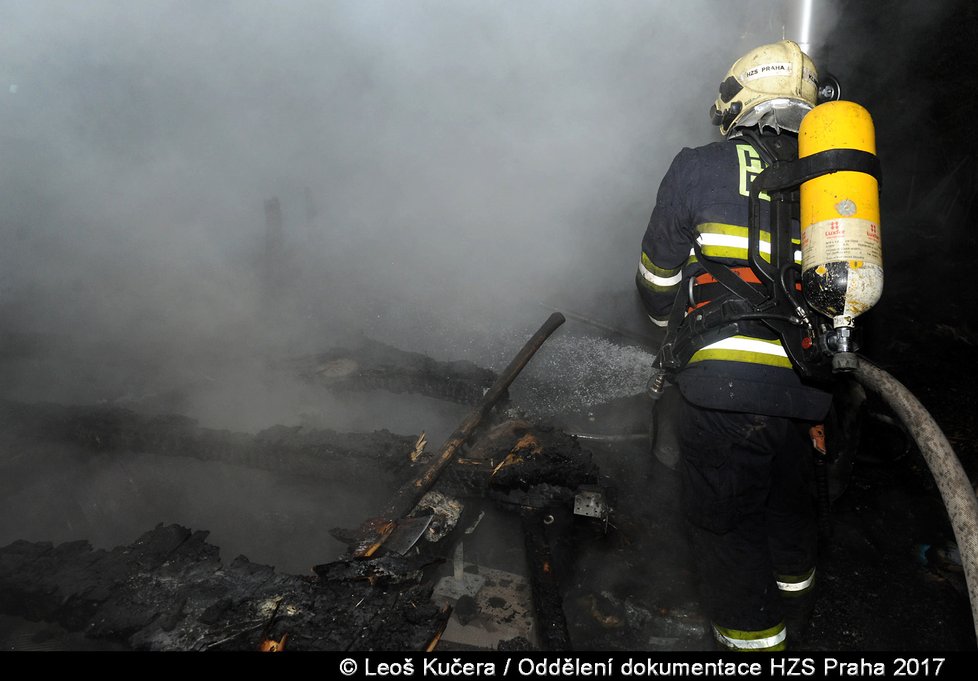 Jurty v lesní školce v plamenech. Odhadované škody se šplhají k 400 tisícům korunám.