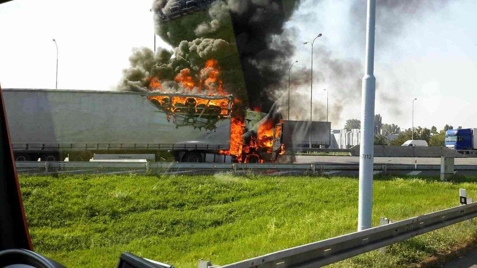 Oheň zničil část nákladu. Rumunský kamion převážel pneumatiky.