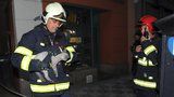 V centru Prahy hořelo. Hasiči evakuovali devět lidí, dvě kočky a králíka