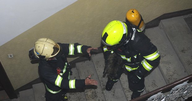 Hasiči zasahovali při večerním požáru bytu v pražské Myslíkově ulici.