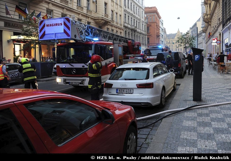Hasiči zasahovali při večerním požáru bytu v pražské Myslíkově ulici.