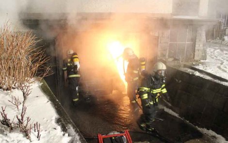 Požár hasiči uhasili, ale život důchodci zachránit nedokázali.