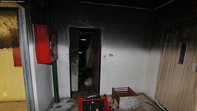 Hasiči zveřejnili fotografii bytu po zásahu.