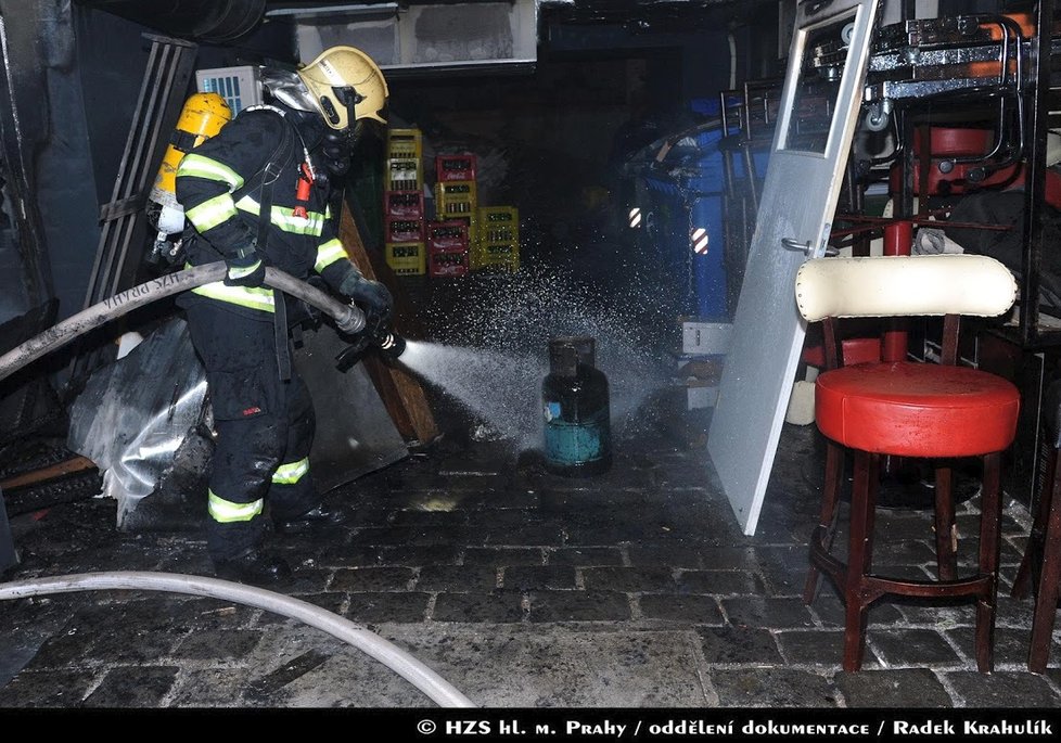 Požár v suterénu rekonstruované části restaurace v ulici Bílkova v Praze 1 likvidovaly dne 27.02.2018 čtyři jednotky hasičů z centrální, holešovické, smíchovské a petřinské stanice.