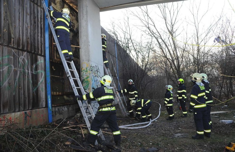 Hasiči likvidovali požár protihlukové stěny ve Kbelské ulici.