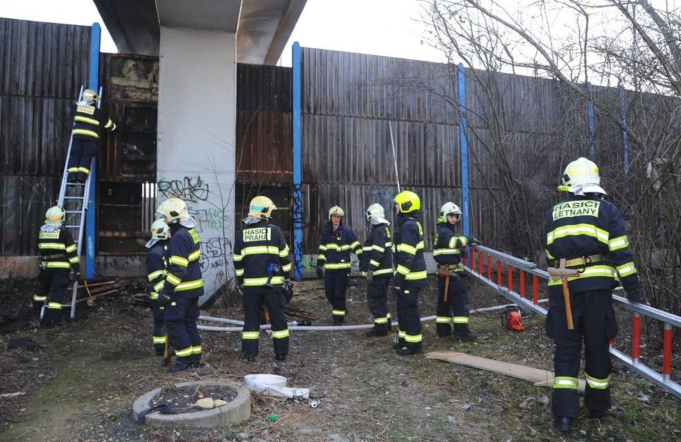 Hasiči likvidovali požár protihlukové stěny ve Kbelské ulici.