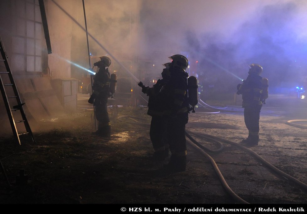 Noční požár skladu v Komořanech