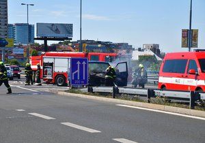 Na ulici 5. května v neděli odpoledne vzplála dodávka.