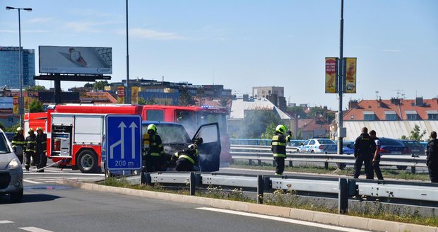 Na ulici 5. května v neděli odpoledne vzplála dodávka.