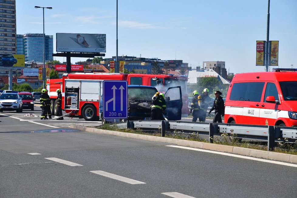 Na ulici 5. května v neděli odpoledne vzplála dodávka.