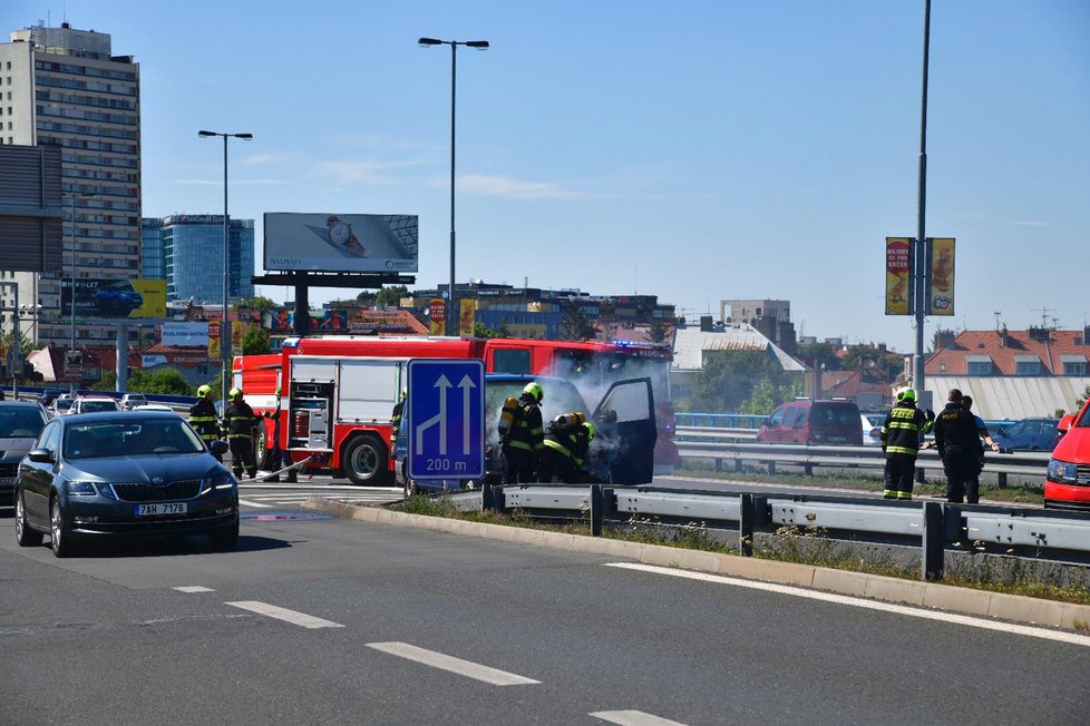 Na ulici 5. května v neděli odpoledne vzplála dodávka.