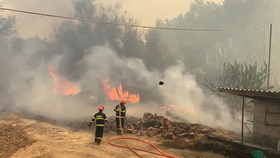 Češti hasiči pomáhají zasahovat u požárů v Řecku.