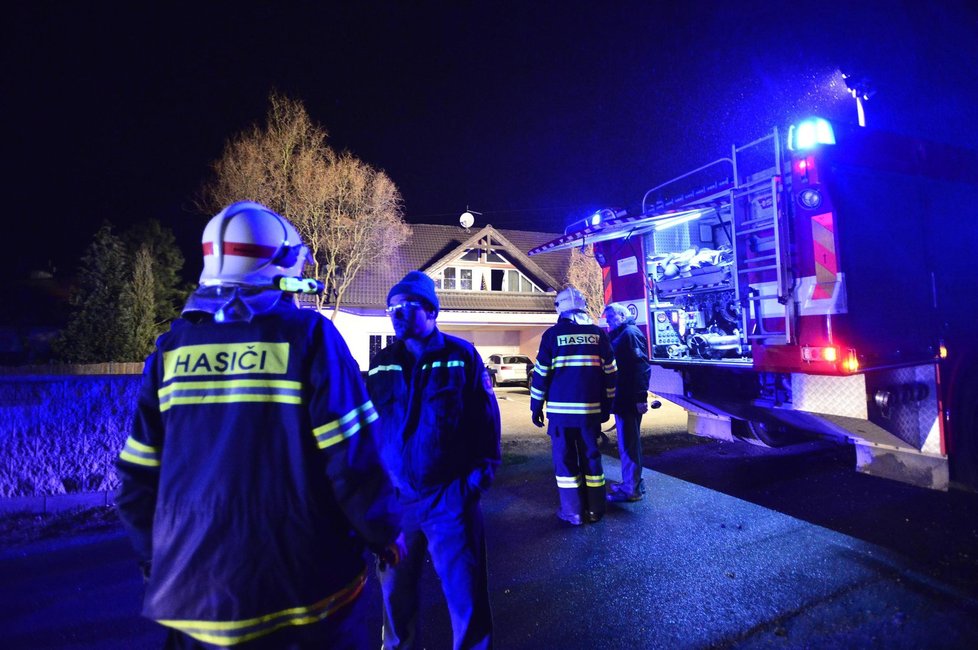 Hasiči zasahovali u požáru domu v Třebotově.