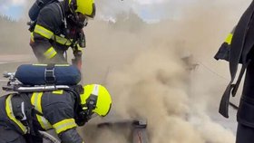 Požár střechy mateřské školy v Sokolově (10.7.2025)