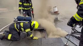 Požár střechy mateřské školy v Sokolově (10.7.2025)