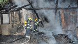 Hasiči hasili opuštěný dům v Malešicích. Uvnitř našli ohořelé torzo lidského těla 