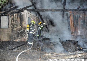 U požáru opuštěného domu v Malešicích zasahovalo několik jednotek hasičů. Uvnitř objektu našli torzo lidského těla.