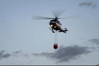Vrtulník s vakem na 900 litrů vody pomáhal hasičům při požáru. Naposledy hasil oheň před sedmi lety