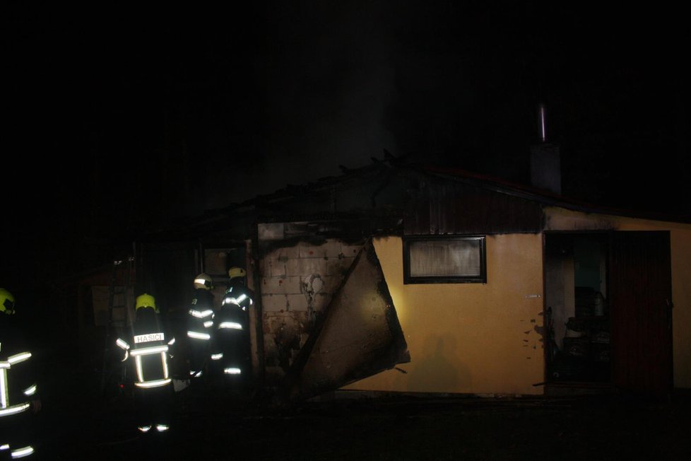 Ve Strážkovicích hořela chata, hasiči uvnitř našli jednu mrtvou osobu.