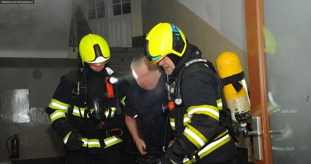 Hašiči likvidovali požár jednoho z bytů v domě v pražských Vinohradech.