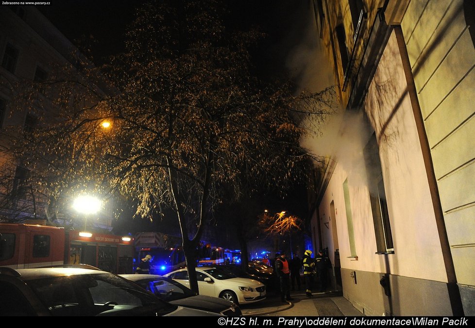 Hašiči likvidovali požár jednoho z bytů v domě v pražských Vinohradech.