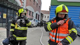 Hasiči zasahovali v administrativní budově v Kotlářské ulici, kde hořely sklepní prostory. Z budovy evakuovali 46 lidí. Šest lidí se nadýchalo kouře, z toho tři skončili v nemocnici.