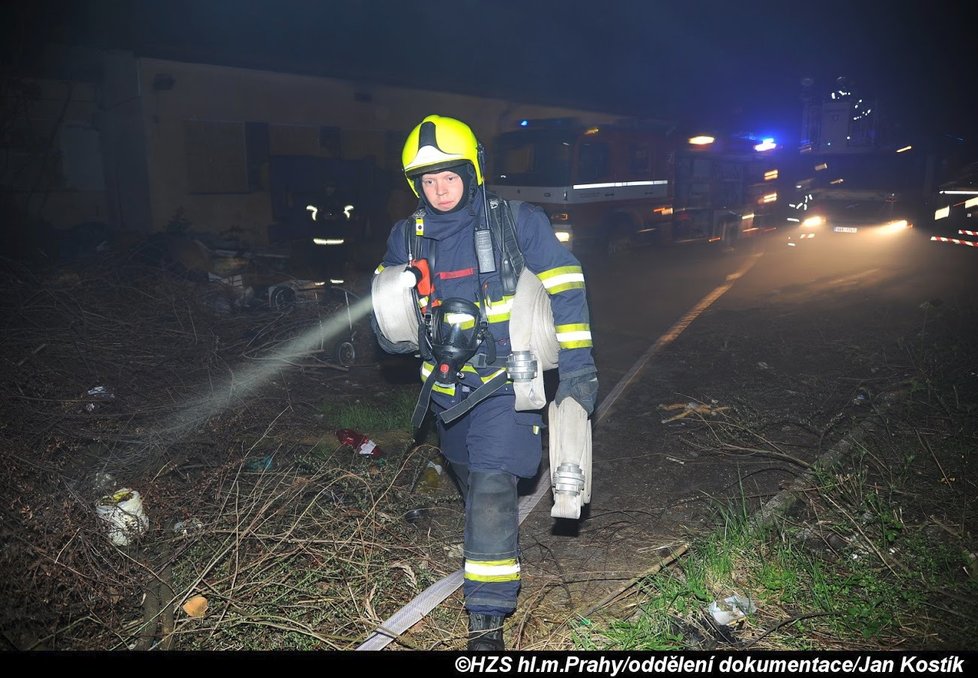 Pražští hasiči opět zasahovali v areálu v Jeseniově ulici, který obývají bezdomovci.