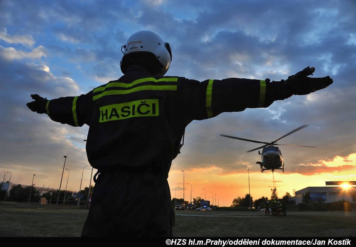 Zásah u požáru haly v pražské Hostivaři byl obrovský.