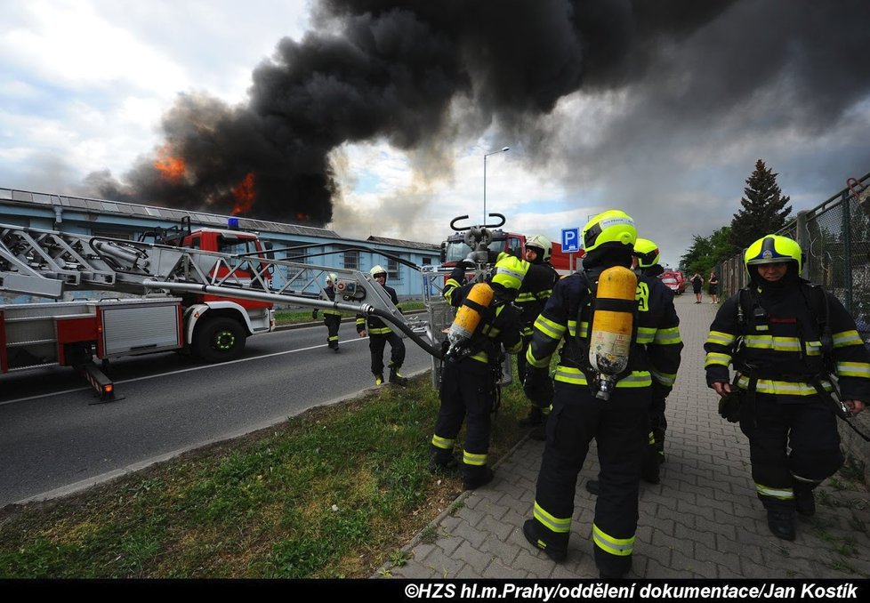 Zásah u požáru haly v pražské Hostivaři byl obrovský.