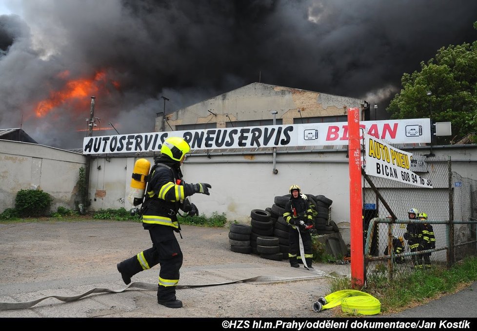 Zásah u požáru haly v pražské Hostivaři byl obrovský.