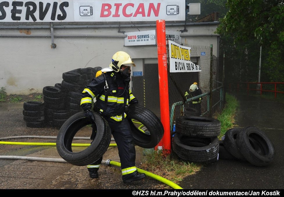 Zásah u požáru haly v pražské Hostivaři byl obrovský.