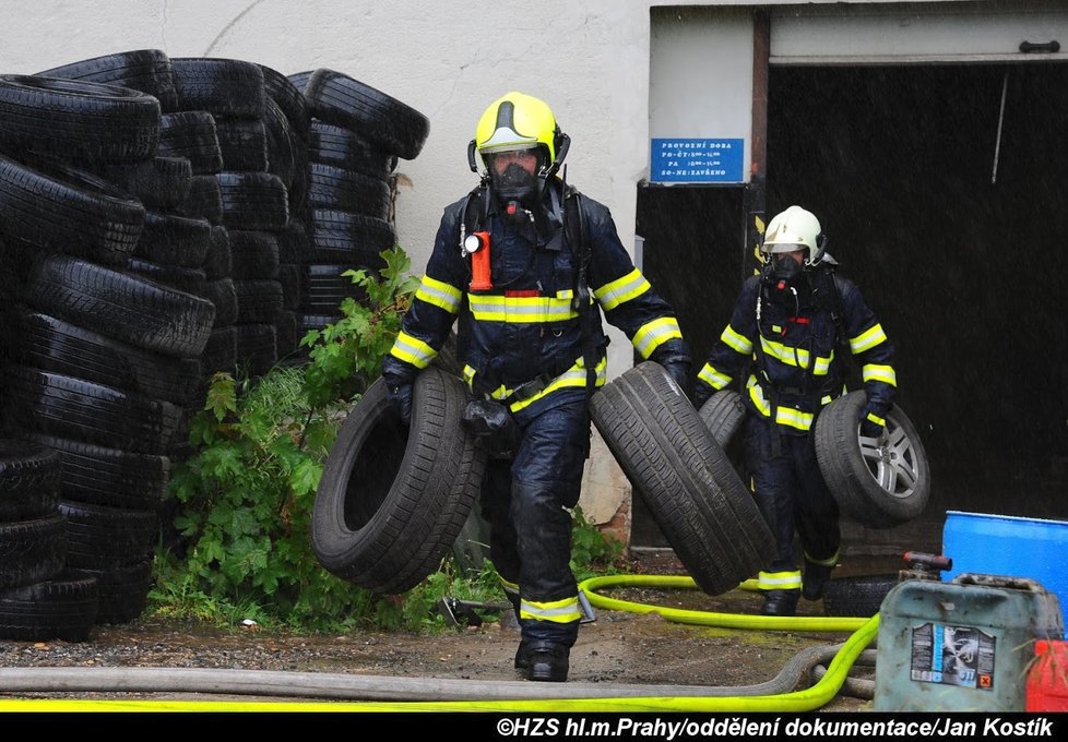 Zásah u požáru haly v pražské Hostivaři byl obrovský.