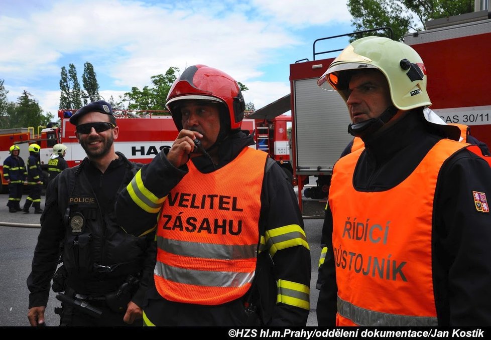 Zásah u požáru haly v pražské Hostivaři byl obrovský.