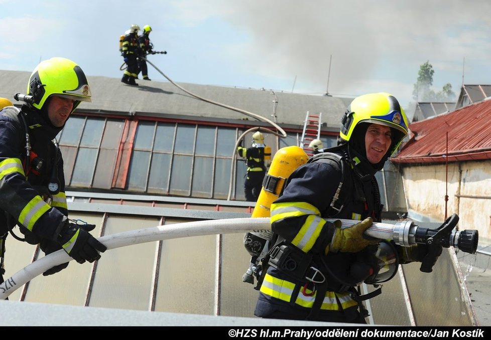 Zásah u požáru haly v pražské Hostivaři byl obrovský.