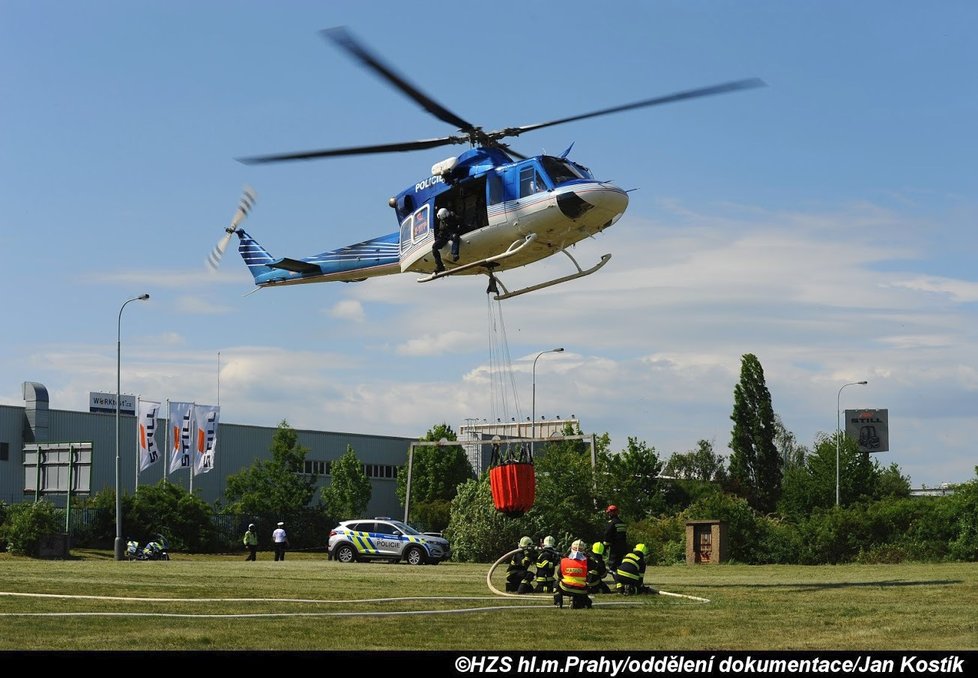 Zásah u požáru haly v pražské Hostivaři byl obrovský.