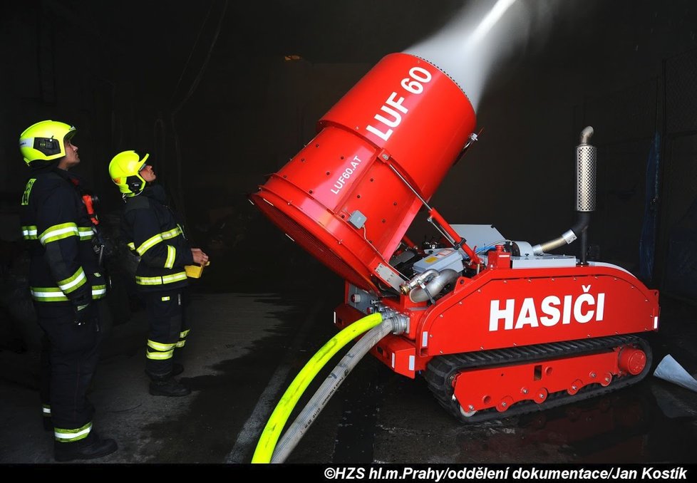 Zásah u požáru haly v pražské Hostivaři byl obrovský.