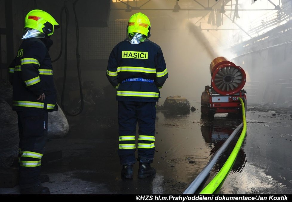 Zásah u požáru haly v pražské Hostivaři byl obrovský.