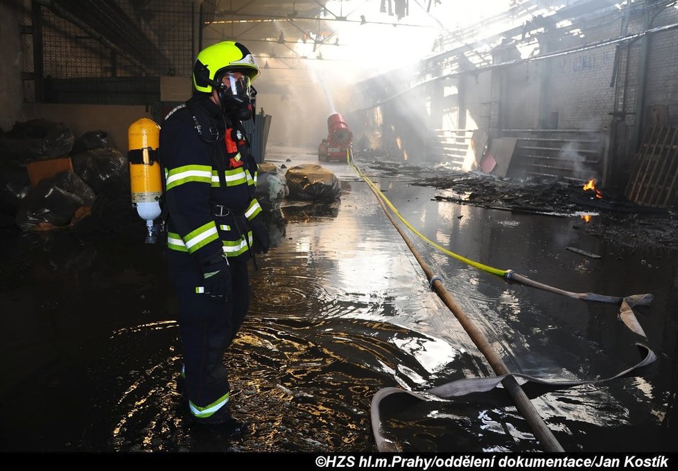 Zásah u požáru haly v pražské Hostivaři byl obrovský.