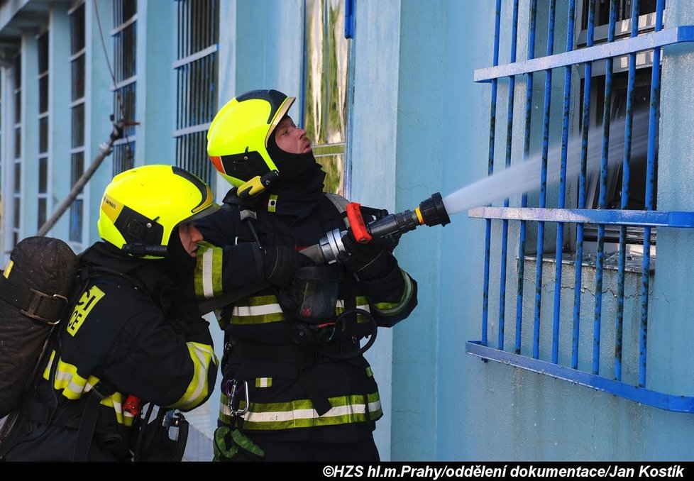 Zásah u požáru haly v pražské Hostivaři byl obrovský.