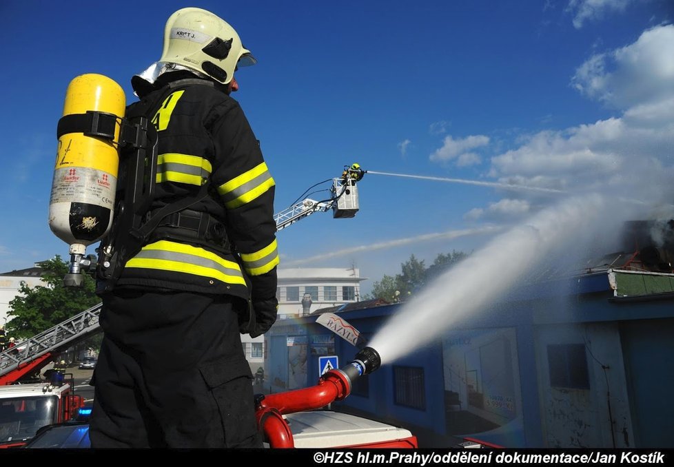 Zásah u požáru haly v pražské Hostivaři byl obrovský.