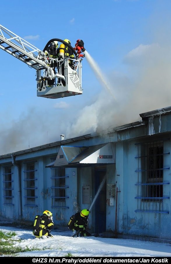 Zásah u požáru haly v pražské Hostivaři byl obrovský.