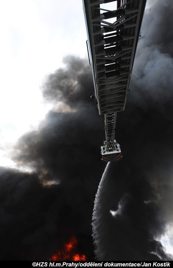 Zásah u požáru haly v pražské Hostivaři byl obrovský.