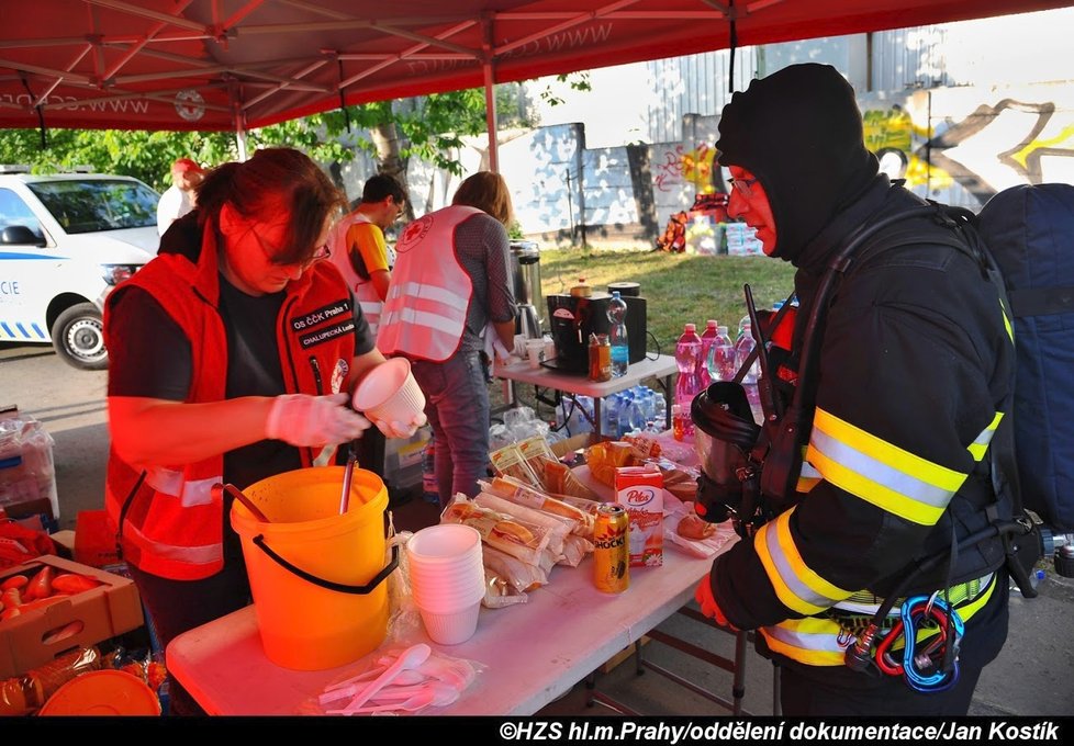 Zásah u požáru haly v pražské Hostivaři byl obrovský.