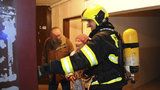 Požár v Karlíně: V paneláku vzplála digestoř, hasiči evakuovali 26 lidí