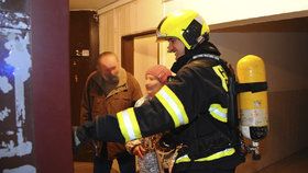 Při požáru v bytě obytného domu hasiči evakuovali 26 osob.