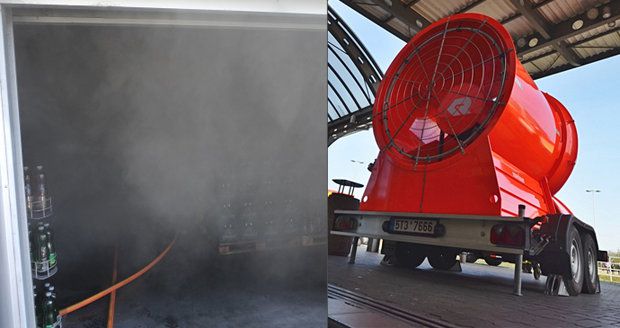 V supermarketu v Ostravě hořelo. Evakuováno muselo být několik desítek lidí. Silný kouř hasiči rozháněli obřím ventilátorem.