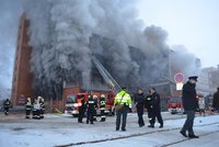 Obří požár skladu ve Zlíně: Hrozí zřícení budovy, škoda za 210 milionů!