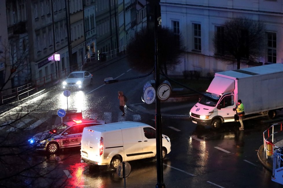 Hasiči od brzkého rána vyjíždí k nejrůznějším problémům, které způsobila bouře Sabina. Na snímku opravují hasiči spadlé osvětlení na Praze 2 v Lipové ulici (10.2.2020)