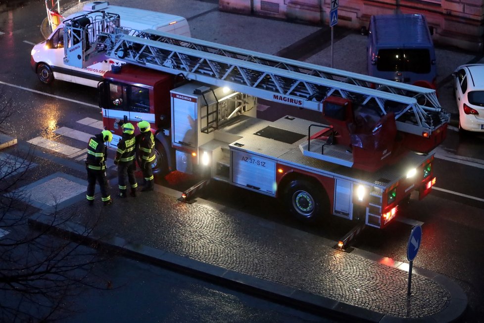 Hasiči od brzkého rána vyjíždí k nejrůznějším problémům, které způsobila bouře Sabina. Na snímku opravují hasiči spadlé osvětlení na Praze 2 v Lipové ulici (10.2.2020)