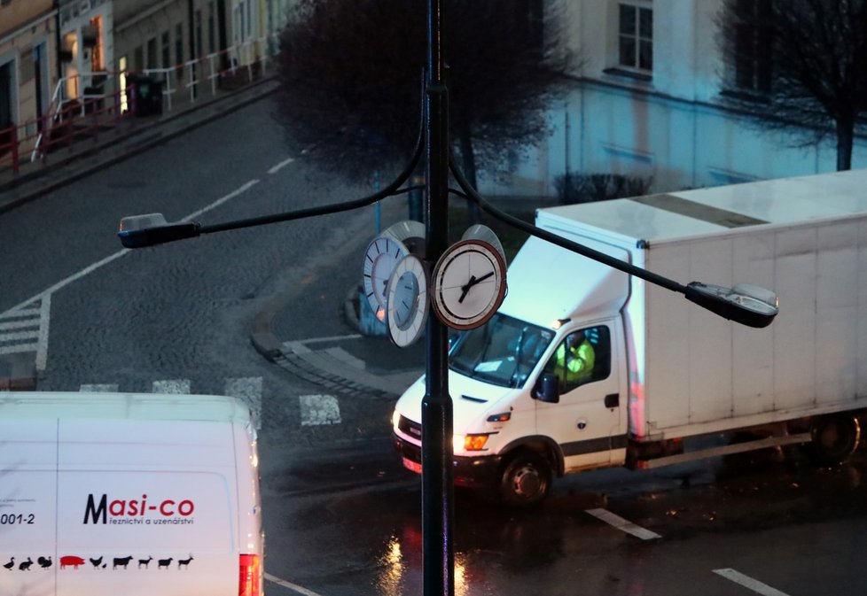 Hasiči od brzkého rána vyjíždí k nejrůznějším problémům, které způsobila bouře Sabina. Na snímku opravují hasiči spadlé osvětlení na Praze 2 v Lipové ulici (10.2.2020)